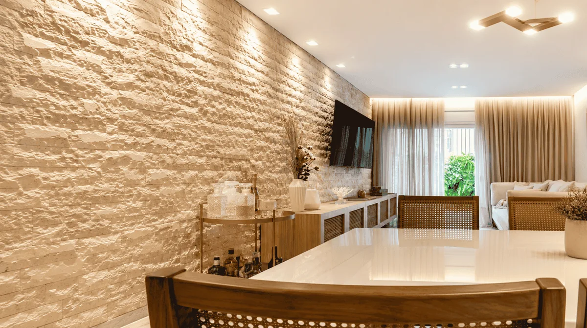Parede arquitetônica de destaque com Rockface Travertino em ambiente sofisticado